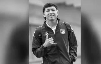 El juvenil Santiago Castrillón falleció tras un colapso en pleno partido; su muerte generó conmoción y múltiples mensajes de despedida en el fútbol colombiano. FOTO: Millonarios. 