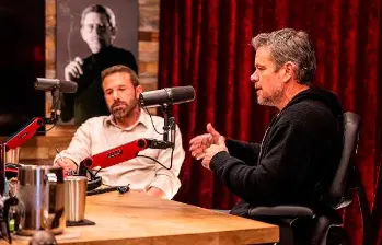 Ben Affleck (Izq.) y Matt Damon (Der.) hablaron sobre la crisis de las salas de cine y el auge de las plataformas en el pódcast The Joe Rogan Experience. FOTO the joe rogan experience
