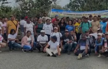 Cerca de 90 asociaciones campesinas bloquearon la vía principal que comunica a San Juan de Urabá con Arboletes, en protesta por incumplimientos del Gobierno nacional. FOTO: Cortesía