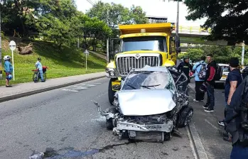 Imagen del fuerte accidente del sábado pasado, en el que una volqueta, al parecer, perdió los frenos y afectó otros 12 vehículos. FOTO Cortesía 