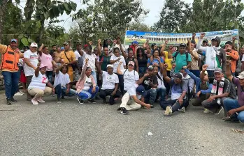 Cerca de 90 asociaciones campesinas bloquearon la vía principal que comunica a San Juan de Urabá con Arboletes, en protesta por incumplimientos del Gobierno nacional. FOTO: Cortesía