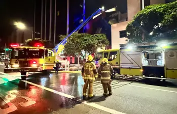 La Clínica Fundadores, ubicada en la Avenida Oriental, sufrió un incendio durante la noche de este martes. FOTO: Cortesía Dagrd