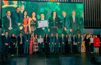 Es la primera institución universitaria pública en Colombia en recibir la Accreditation Council for Business Schools and Programs, la tercera acreditadora más grande en el área de negocios. El rector del TdeA, Leonardo García Botero, entregó la certificación a la comunidad educativa el pasado 9 de julio. Foto: Cortesía. 