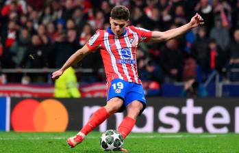 Julián Álvarez en el cobro del penalti en el cual habría tocado dos veces el balón. FOTO: Getty