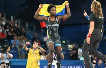 El momento en el que la juez Demetra Outsopodiotis no permitió que Tatiana Rentería celebrara con la bandera de Colombia y el público, su triunfo por la medalla de bronce. Foto: AFP. 