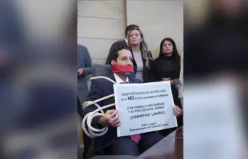 El presidente de la Cámara, Julián López Tenorio, se presentó amordazado y atado en señal de protesta luego de ser suspendido por el Partido de la U. FOTO: Cortesía. 
