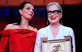 Juliette Binoche fue la encargada de entregarle el reconocimiento a Meryl Streep. Foto: Afp.