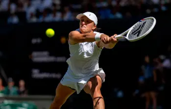 La polaca Iga Swiatek en una de las acciones del partido que ganó para coronarse campeona de Wimbledon. FOTO TOMADA X @Wimbledon