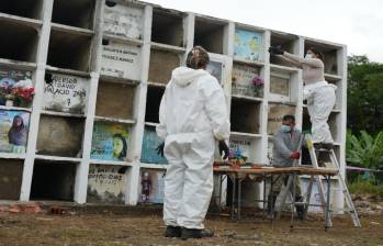 funcionarias de la UBPD durante la inspección de bóvedas en Turbo. FOTO: Cortesía