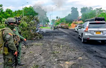 El gobernador de Antioquia, Andrés Julián Rendón, lideró una visita a la zona durante los operativos para restablecer el paso. FOTO: Santiago Olivares