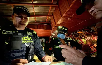 Agentes de Policía realizan revisión de uno de los establecimientos en Rionegro. FOTO: Cortesía