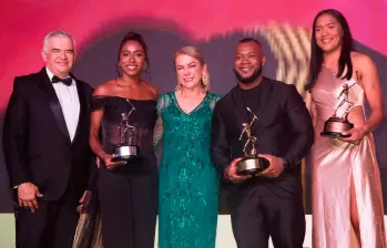 En la imagen aparecen Ciro Solano junto a los deportistas exaltados Yeison López, Natalia Linares, Stefany Cuadrado y la ministra del Deporte, Patricia Duque. FOTO CORTESÍA COC