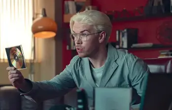 Will Poulter regresa a la aclamada serie de ciencia ficción como Colin Ritman, el diseñador de videojuegos que dejó una huella en el público con su enigmático papel en Bandersnatch, el innovador especial interactivo de 2018. FOTO: cortesía Netflix