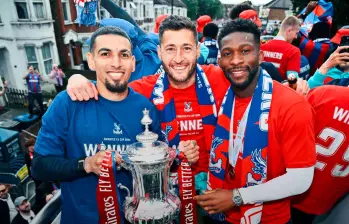 Los colombiano Daniel Muñoz y Jéfferson Lerma durante el desfile de celebraci´pon del título en la FA Cup. FOTO TOMADA X @CPFC