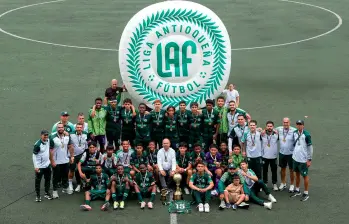Los campeones celebran con el presidente de la Liga, el médico Federico Upegui, en la cancha Marte 1 de Medellín. FOTO CORTESÍA LAF