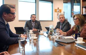 Tanto el ministro designado de Justicia como la fiscal Luz Adriana Camargo se encontraron previo a la entrada del gobierno de Abelardo de la Espriella. Foto: Fiscalía. 