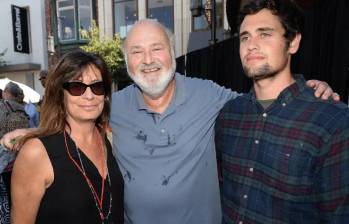 Nuevos hallazgos refuerzan la hipótesis de que el hijo de Rob Reiner es el principal sospechoso del crimen. De izquierda a derecha; Michele Singer Reiner, Rob Reiner y Nick Reiner durante un evento. FOTO: AFP.