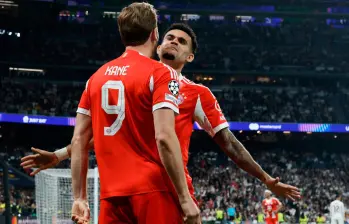 Luis Díaz celebrando junto a Harry Kane, una situación que se ha vuelto habitual en el fútbol internacional. FOTO AFP