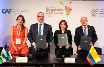 La canciller Laura Sarabia, y el ministro de Hacienda, Germán Ávila, firmaron el acuerdo. FOTO CORTESÍA CAF. 