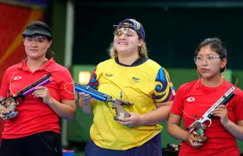 La antioqueña Juana Rueda (amarillo), en lo más alto del podio de la prueba de pistola de aire de 10 metros. FOTO CORTESÍA FCF 