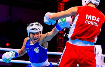 La boxeadora Jenny Arias (azul) viene de ganar medalla de plata en el Campeonato Mundial de India. FOTO CORTESÍA COC