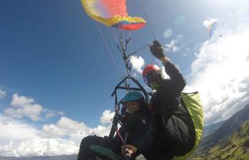 Adriana Quintero junto a su esposo Julián Andrés Martínez, víctima del accidente en globo aerostático. FOTO: Tomada de Facebook