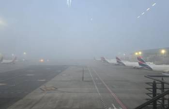 La densa niebla que cubre este jueves la Sabana de Bogotá obligó a cancelar y retrasar varios vuelos en el Aeropuerto Internacional El Dorado. FOTO: AEROCIVIL