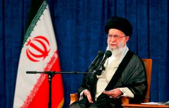 Líder supremo de Irán condenó la muerte de 130 iraníes en explosión y anunció “dura respuesta”