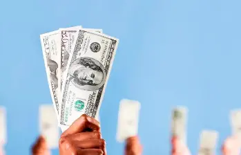 La divisa estadounidense continúa a la baja, situándose sobre los $3.210,83 lo que representa una disminución de $8,48 frente a la TRM. FOTO: GETTY
