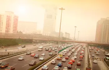 La contaminación es una huella de la presencia de vida en el planeta Tierra. Expertos miran al espacio tras la pista de huellas similares. Foto: Getty.