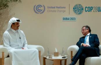 Petro se reunió con el Emir de Qatar, jeque Tamim bin Hamad Al Thani, en el marco de la COP 28, en Dubái. Arriba el edificio Burj Khalifa con la marca Colombia. FOTO Presidencia