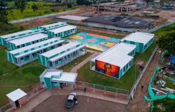 El colegio-universidad de El Tarra fue inaugurado en diciembre de 2025, pero sigue sin entrar en funcionamiento por falta de servicios públicos básicos. FOTO: Presidencia. 