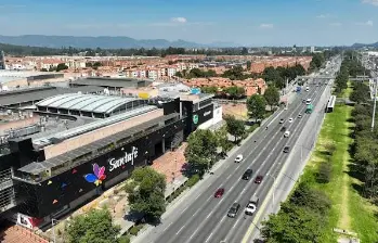 Las autoridades acordonaron el área al interior del centro comercial Santafé mientras avanzan las investigaciones para esclarecer las circunstancias de la muerte de una mujer ocurrida este lunes. FOTO: Centro Comercial Santafé. 