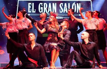 Durante el show, Vivi Osorio (en el centro) cuenta historias, baila y cambia de vestidos. Foto: cortesía.