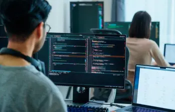 Los modelos de IA que sustentan herramientas como los chatbots son conocidos como “agentes” cuando actúan de forma autónoma para realizar tareas en el mundo real. FOTO