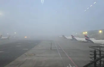 La densa niebla que cubre este jueves la Sabana de Bogotá obligó a cancelar y retrasar varios vuelos en el Aeropuerto Internacional El Dorado. FOTO: AEROCIVIL