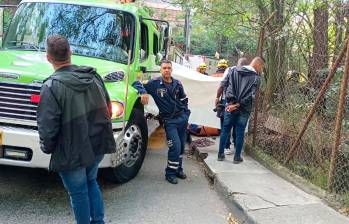 Operativo de recuperación del cuerpo en Robledo. FOTO: Cortesía 