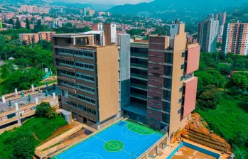 La sede tiene un área construida de casi 14.000 metros cuadrados y cuenta con 65 aulas, tres laboratorios, zonas de estudio, cuatro salones de sistemas, tres ascensores panorámicos y 74 unidades sanitarias, entre otras comodidades. FOTO: TdeA 