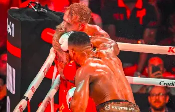 La impresionante imagen del golpe que le fracturó la mandíbula a Jake Paul y que le provocó el nocaut. FOTO AFP