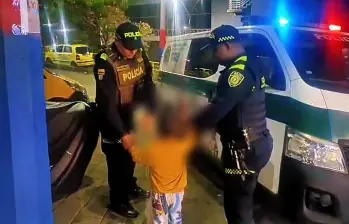 El niño fue encontrado solo por una patrulla de la Policía y al preguntarle sobre sus padres afirmó no saber dónde estaban. FOTO: Cortesía Alcaldía de Medellín