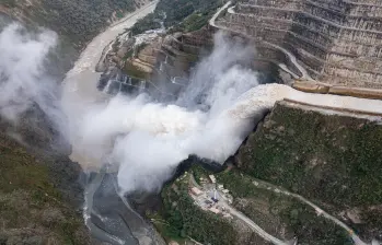 El embalse de Hidroituango está diseñado para operar a 420 msnm; sin embargo, hoy la altura máxima permitida es 408 metros. El almacenamiento actual representa el 53% del volumen útil. FOTO MANUEL SALDARRIAGA