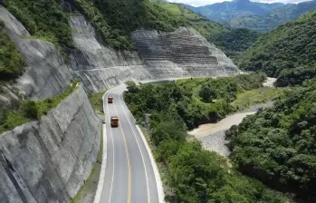 Mientras se realizan las inspecciones, los conductores podrán utilizar como vía alterna el tramo de control, correspondiente a la antigua vía a Dabeiba, que se encuentra habilitado. Foto: ANI