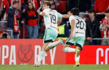 El defensa del CA Osasuna Pablo Ibáñez celebra su gol durante el partido de vuelta de semifinales de la Copa del Rey. FOTO EFE