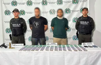 Alias El Menor y alias El Cerrajero, los dos capturados en la operación de las autoridades en el corregimiento Altavista. FOTO: MEVAL