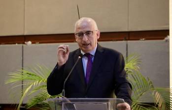 Leonardo Villar, gerente general del Banco de la República, advirtió ante el Senado que Colombia podría seguir sin cumplir la meta de inflación del 3% durante 2027. FOTO COLPRENSA