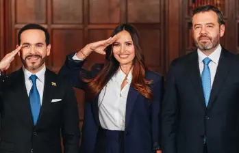 Clara Lucía Sandoval, nueva gerente para Bogotá, junto al presidente Abelardo de la Espriella y el alcalde Carlos Fernando Galán. FOTO: Presidencia. 