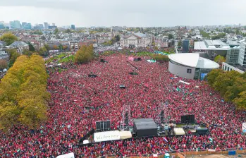 Los manifestantes marcharon varias horas por las calles de Amsterdam pese a la lluvia intermitente que cayó en la ciudad ese 5 de octubre. FOTO: GETTY