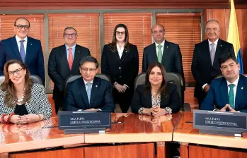 El magistrado Jorge Enrique Ibáñez (abajo, a la izquierda) pidió, de manera formal, congelar los efectos del decreto. Plantea que el decreto quede en pausa mientras la Corte estudia su validez. FOTO COLPRENSA