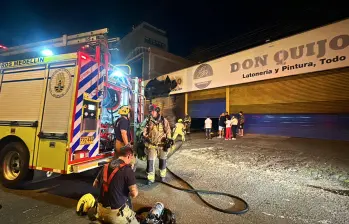 Bomberos de Medellín atendiendo la emergencia en la glorieta de don Quijote. FOTO: Cortesía.