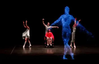 Breanna Olson, bailarina diagnosticada con ELA, volvió a danzar en el teatro OBA de Amsterdam. FOTO Dentsu